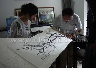 艺术品评估委员会书画鉴定专家金鑫老师在鉴定书画